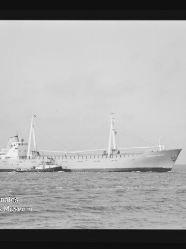 Frachtschiff mit zwei Masten und kleinem Schlepper bei ruhiger See; Wasserzeichen des Maritimen Museums.