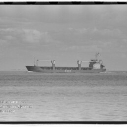 Frachtschiff mit Aufschrift BBR auf ruhiger See, schwarzweißes Foto mit Museumswasserzeichen unten links