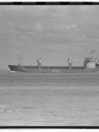 Schwarzweißaufnahme eines Frachtschiffs mit Schriftzug BBR auf ruhiger See; Museumssiegel links unten.