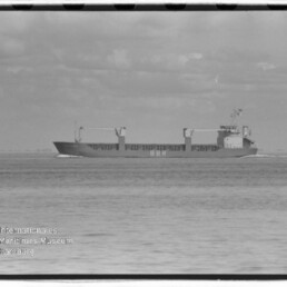 Schwarzweißaufnahme eines Frachtschiffs mit Schriftzug BBR auf ruhiger See; Museumssiegel links unten.