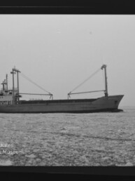 Frachtschiff mit zwei Ladekränen fährt durch eisbedecktes Wasser; Museumslogo und Schriftzug unten links.