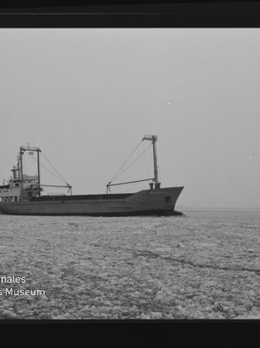Frachtschiff auf zugefrorener See, Museumsschriftzug Internationales Maritimes Museum Hamburg links unten