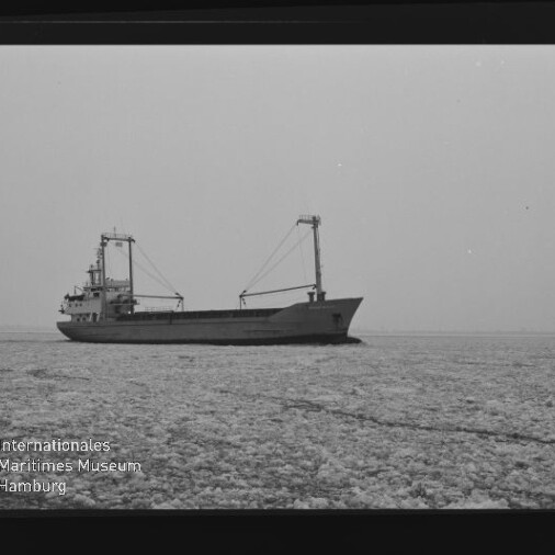 Frachtschiff auf zugefrorener See, Museumsschriftzug Internationales Maritimes Museum Hamburg links unten
