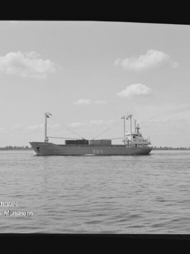 Frachtschiff auf ruhiger See vor flachem Horizont in Schwarz-Weiß; Wasserzeichen 