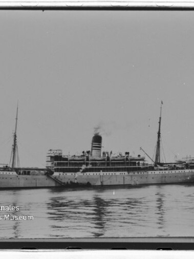 Passagierdampfschiff seitlich mit Schornstein und Masten, Spiegelung im Wasser; Wasserzeichen Maritimes Museum Hamburg