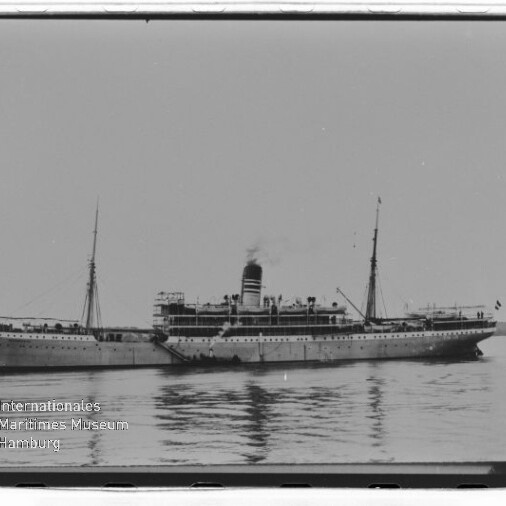 Passagierdampfschiff seitlich mit Schornstein und Masten, Spiegelung im Wasser; Wasserzeichen Maritimes Museum Hamburg
