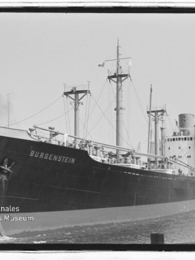 Großes Frachtschiff BURGENSTEIN mit dunklem Rumpf, Ladekränen und Aufbauten im Hafen.