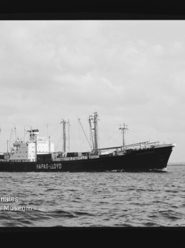 Schwarzweißes Frachtschiff mit Hapag-Lloyd-Schriftzug auf ruhiger See, Museumswasserzeichen unten links.