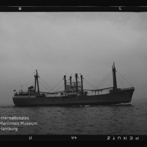 Schwarzweiß-Seitenansicht eines Frachtschiffs auf ruhiger See mit Logo des Internationalen Maritimen Museums Hamburg links.