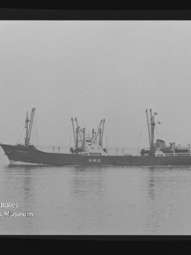 Frachtschiff mit mehreren Ladekränen und Beschriftung 