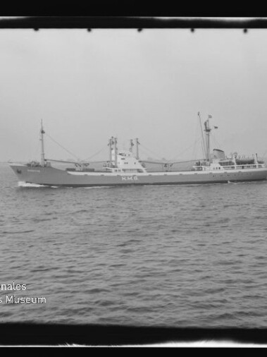 Schwarz-weiß-Foto eines Frachtschiffs auf ruhiger See, mit Wasserzeichen Maritimes Museum Hamburg unten links.