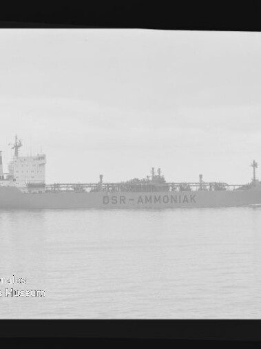 Tanker mit Aufschrift DSR-AMMONIAK in Seitenansicht auf ruhiger See, mit sichtbarem Filmrand und Museumswasserzeichen.