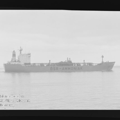Tanker mit Aufschrift DSR-AMMONIAK in Seitenansicht auf ruhiger See, mit sichtbarem Filmrand und Museumswasserzeichen.