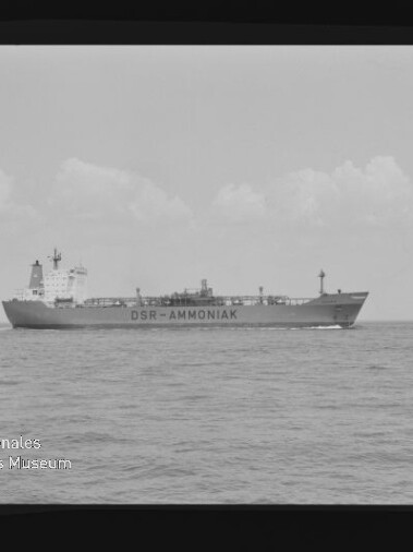 Tankschiff mit Aufschrift DSR‑AMMONIAK auf ruhiger See vor wolkigem Himmel; Museumslogo unten links.