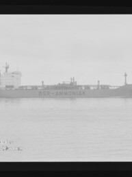 Schwarzweiß-Seitenansicht des Frachttankers DSR-AMMONIAK auf ruhiger See, mit Filmrand und Markierungen.