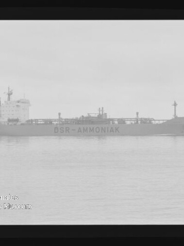 Schwarzweiß-Seitenansicht des Frachttankers DSR-AMMONIAK auf ruhiger See, mit Filmrand und Markierungen.