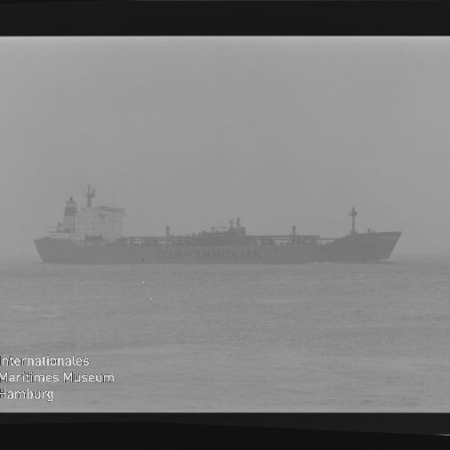 Silhouette eines Frachters/Tankers im nebligen Meer, Horizont kaum erkennbar; Wasserzeichen des Int. Maritimen Museums Hamburg.