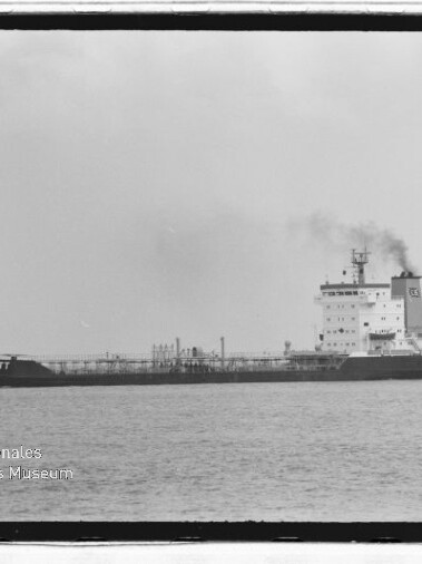 Schwarzweiß-Foto eines Tankschiffs namens 