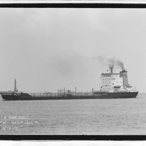 Schwarzweiß-Foto eines Tankschiffs namens 