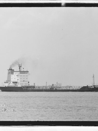 Schwarzweißaufnahme eines Tankers mit der Aufschrift TTUB am Bug, rauchendem Schornstein auf offener See.