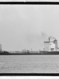 Schwarzweißaufnahme des Tankers BUTT auf ruhiger See mit rauchendem Schornstein und Wasserzeichen des Maritimen Museums Hamburg