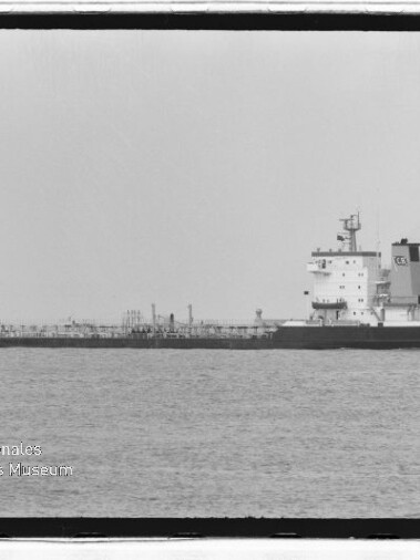 Schwarzweißaufnahme eines Tankschiffs auf ruhiger See mit Heckaufbauten und Museumswasserzeichen unten links