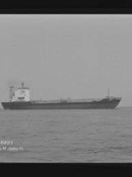Seitenansicht eines Tankers auf ruhiger See in Schwarzweiß, mit Museumslogo und -schrift unten links.