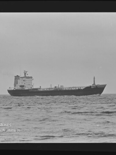 Schwarzweißaufnahme eines Frachtschiffs (Tanker) auf ruhiger See, mit sichtbarem Filmrand (AGFAPAN 100) und Museumswasserzeichen