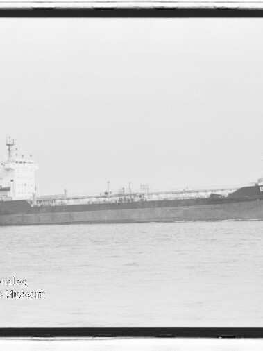 Öltanker mit dem Schriftzug BUTT auf ruhiger See in einer Schwarzweißaufnahme.