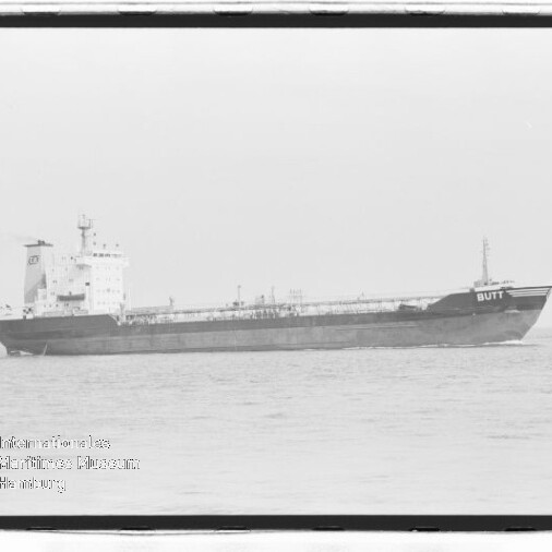 Öltanker mit dem Schriftzug BUTT auf ruhiger See in einer Schwarzweißaufnahme.