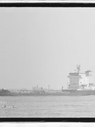 Schwarzweißaufnahme eines Tankschiffs mit dem Namen BUTT auf ruhiger See, Museumswasserzeichen links unten.