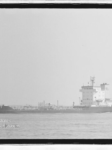 Schwarzweißaufnahme eines Tankschiffs mit dem Namen BUTT auf ruhiger See, Museumswasserzeichen links unten.