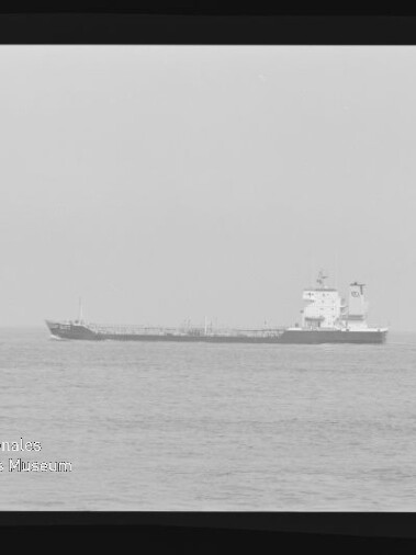 Schwarzweißaufnahme eines Tankschiffs in Seitenansicht auf ruhiger See, mit Filmrand und Stempel Internationales Maritimes Museum Hamburg.
