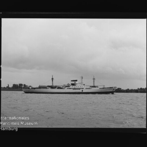 Seitenansicht eines Passagierschiffs auf ruhiger See unter bewölktem Himmel; Museumssignet Maritimes Museum Hamburg.