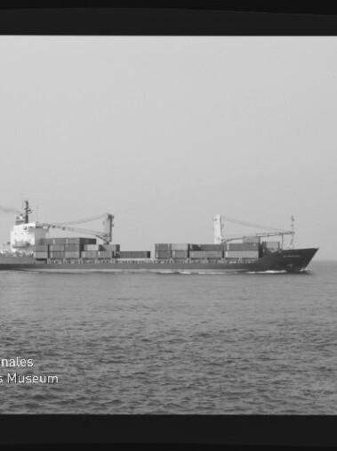 Containerschiff mit Containern und zwei Ladekränen auf ruhiger See, Wasserzeichen des Maritimen Museums Hamburg.
