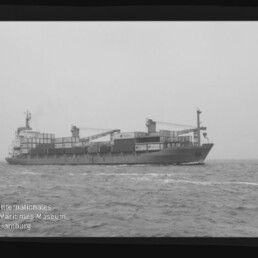 Frachtschiff mit Containern fährt seitlich durch ruhige See; Wasserzeichen 