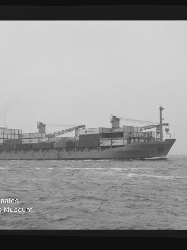 Frachtschiff mit Containern fährt seitlich durch ruhige See; Wasserzeichen 