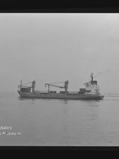 Frachtschiff mit Ladekränen auf ruhiger See, Schwarzweiß-Negativ mit Filmrand-Beschriftung AGFA PAN 100 und Museumslogo