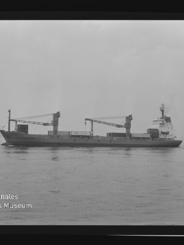 Schwarzweiß-Foto eines Frachtschiffs mit zwei Kränen auf ruhiger See, Wasserzeichen Maritimes Museum Hamburg.