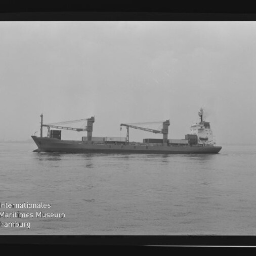 Schwarzweiß-Foto eines Frachtschiffs mit zwei Kränen auf ruhiger See, Wasserzeichen Maritimes Museum Hamburg.