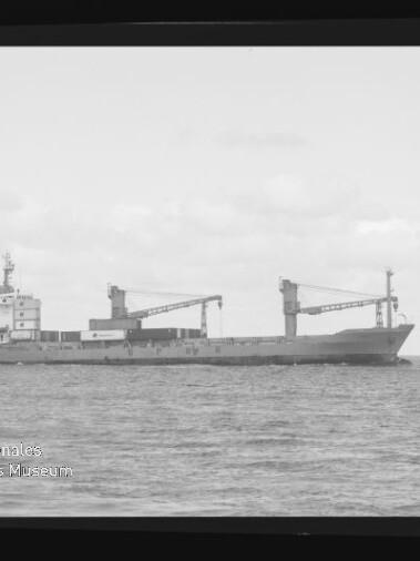 Frachtschiff mit zwei Ladekränen in Seitenansicht auf ruhiger See; unten links Logo des Maritimen Museums Hamburg.