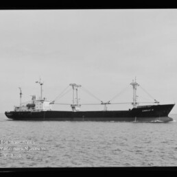 Frachtschiff CAMILLE B mit Ladekränen auf ruhiger See, Wasserzeichen des Internationalen Maritimen Museums Hamburg