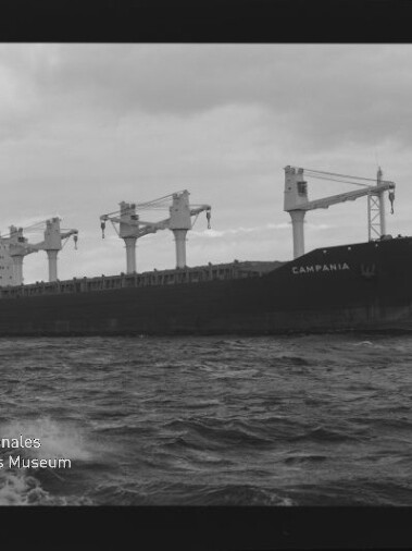 Frachtschiff CAMPANIA mit mehreren Ladekränen auf bewegter See, schwarzweißaufnahme mit sichtbarem Filmrand