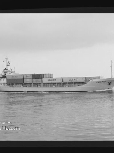 Frachtschiff mit aufgestapelten Containern, auf denen 
