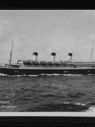 Dreischornsteiniger Passagierdampfer in Seitenansicht auf offenem Meer, Schwarzweißaufnahme mit Museumswasserzeichen.