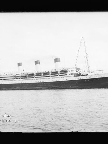Großer Ozeandampfer mit drei Schornsteinen auf ruhiger See; schwarz-weißes Archivfoto.