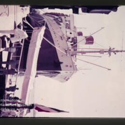 Bug eines Schiffes am Kai mit Rettungsboot, Masten und Personen; Schriftzug Internationales Maritimes Museum Hamburg.