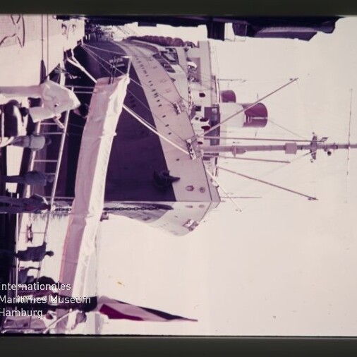 Bug eines Schiffes am Kai mit Rettungsboot, Masten und Personen; Schriftzug Internationales Maritimes Museum Hamburg.