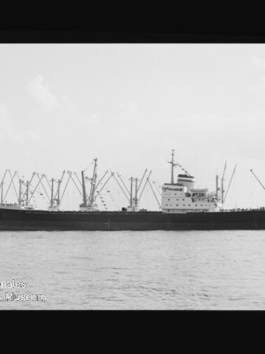 Frachtschiff mit mehreren Deckskranen auf ruhiger See, Wasserzeichen Internationales Maritimes Museum Hamburg.