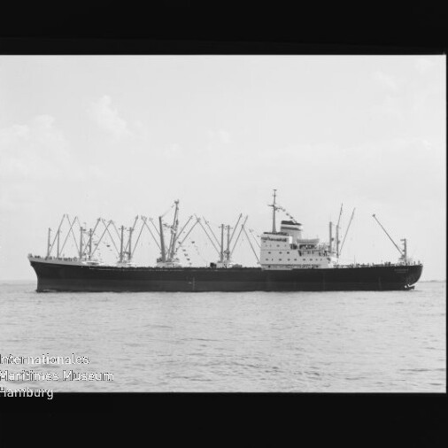 Frachtschiff mit mehreren Deckskranen auf ruhiger See, Wasserzeichen Internationales Maritimes Museum Hamburg.